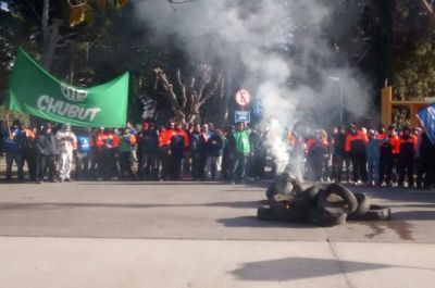M�s de un centenar de trabajadores municipales de Rawson se manifestaron y quemaron cubiertas