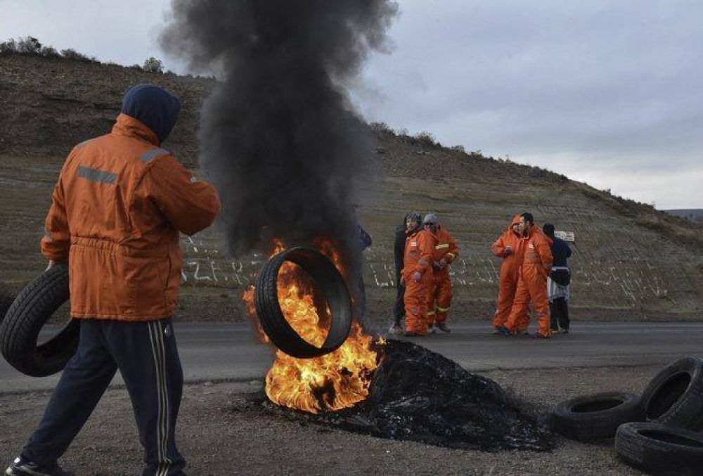 Trabajadores de San Antonio continuaban bloqueando rutas