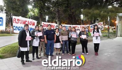 Docentes de ATECA se manifestaron frente a Casa de Gobierno
