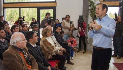 Guti�rrez inaugur� la nueva hoster�a para incentivar el turismo en el norte neuquino