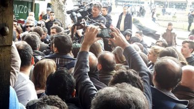 Manifestantes impidieron un allanamiento y la detenci�n de Hebe de Bonafini en la sede de Madres de Plaza de Mayo