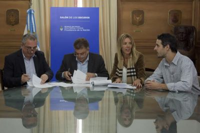 Passalacqua firm� convenio con Naci�n para construir viviendas