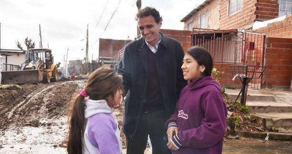 Katopodis recorri� nuevas obras de pavimentaci�n en barrio La Carcova