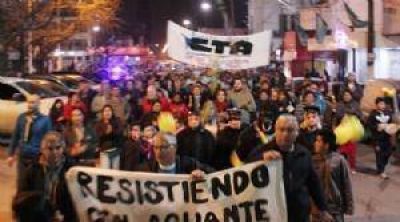 M�s de 200 personas en un colorido reclamo