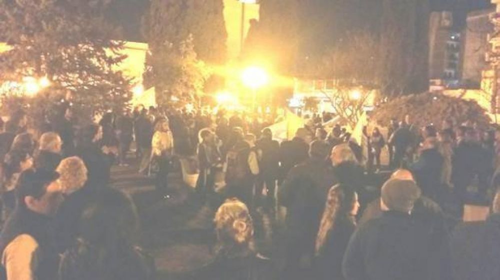 M�s de 300 personas marcharon haciendo ruido en contra del tarifazo