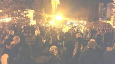 M�s de 300 personas marcharon haciendo ruido en contra del tarifazo