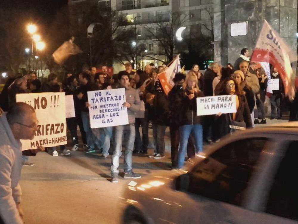 Contra el tarifazo y por Hebe de Bonafini, realizaron cacerolazo