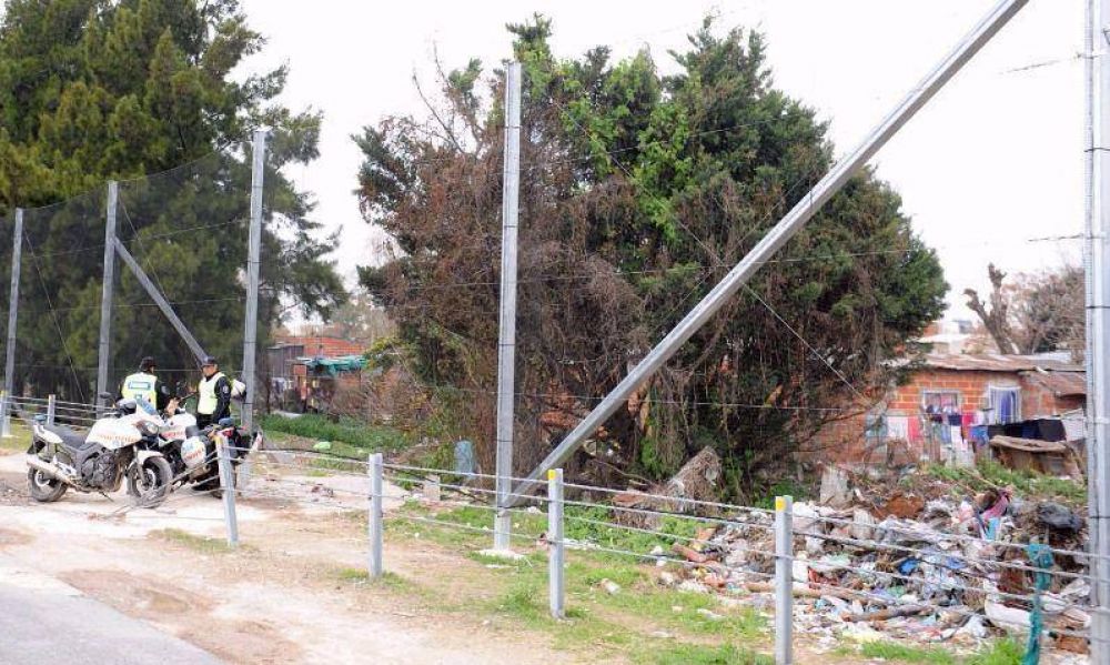 Aubasa blinda parte de la Autopista por los piedrazos