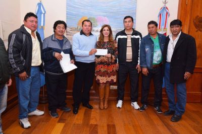 Claudia de Zamora entreg� ayuda para dos instituciones de La Banda
