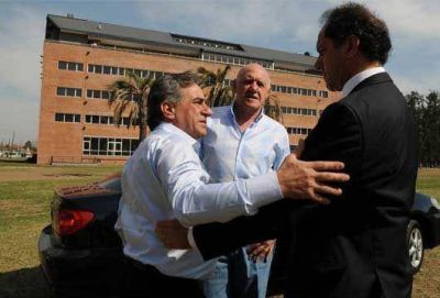 Scioli mantuvo una reuni�n de trabajo en Malvinas