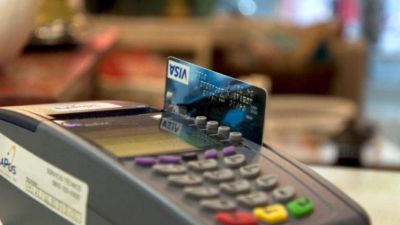 �Chau billete? Comercios deber�n aceptar el pago con debito desde los 10 pesos