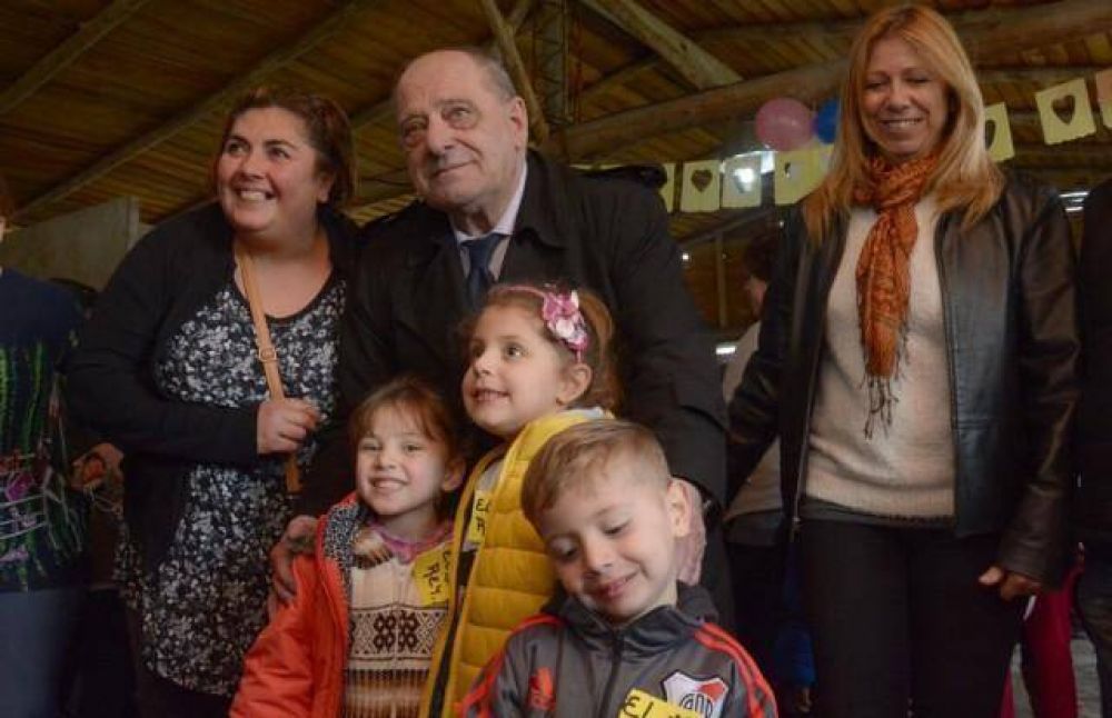 Arroyo form� parte de los festejos por el D�a del Ni�o en Sierra de los Padres