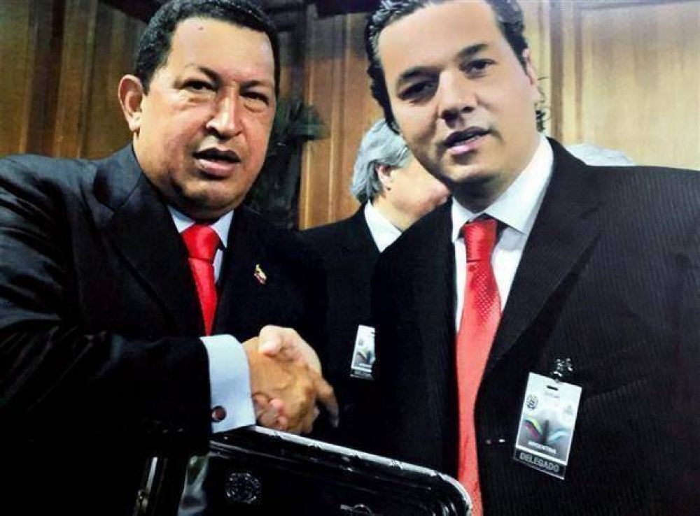 Investigan por lavado y contrabando a un hombre clave de la embajada paralela