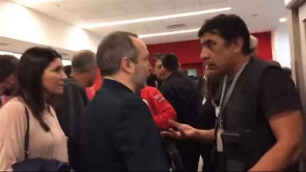 Mart�n Sabbatella protagoniz� un violento incidente en el aeropuerto local
