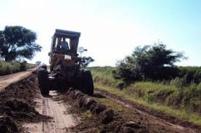 Realizan trabajos de mantenimiento en calles y caminos vecinales