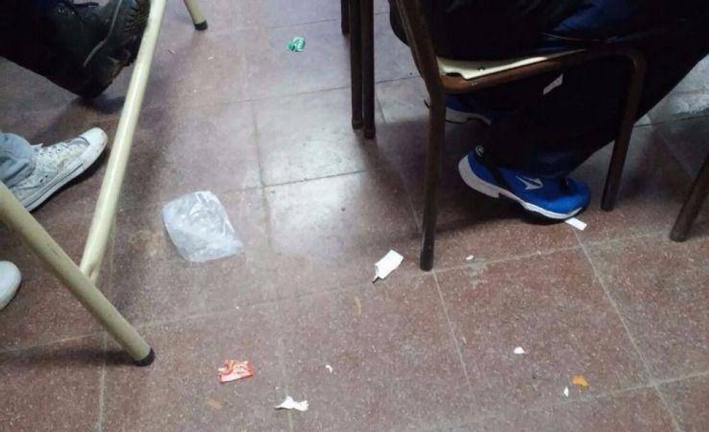 Con mucho fr�o y entre la basura: as� estudian los chicos de la �Piloto�