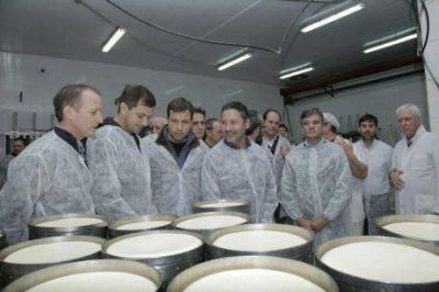 Intendentes y legisladores peronistas preocupados por la situaci�n de la lecher�a