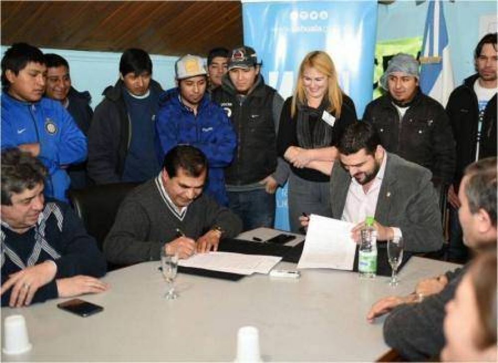 Trabajadores de la construcci�n piden la aprobaci�n del proyecto de tierras