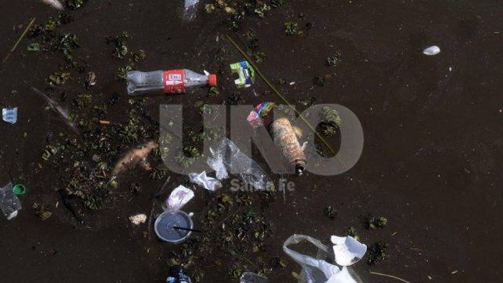 Clausuraron dos empresas por arrojar basura en reservorios