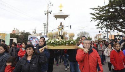 Casi un millar de comodorenses le pidi� pan y trabajo a San Cayetano