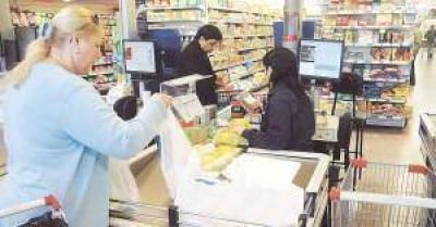 Gobierno acuerda con industria alimentaria un aumento del 2% mensual hasta fin de a�o