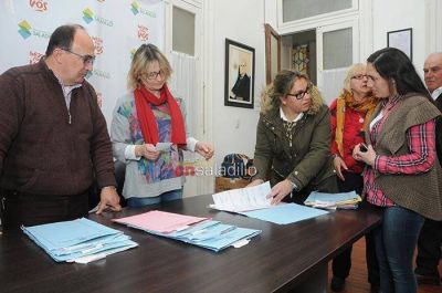 El Intendente entreg� una ayuda econ�mica a instituciones educativas