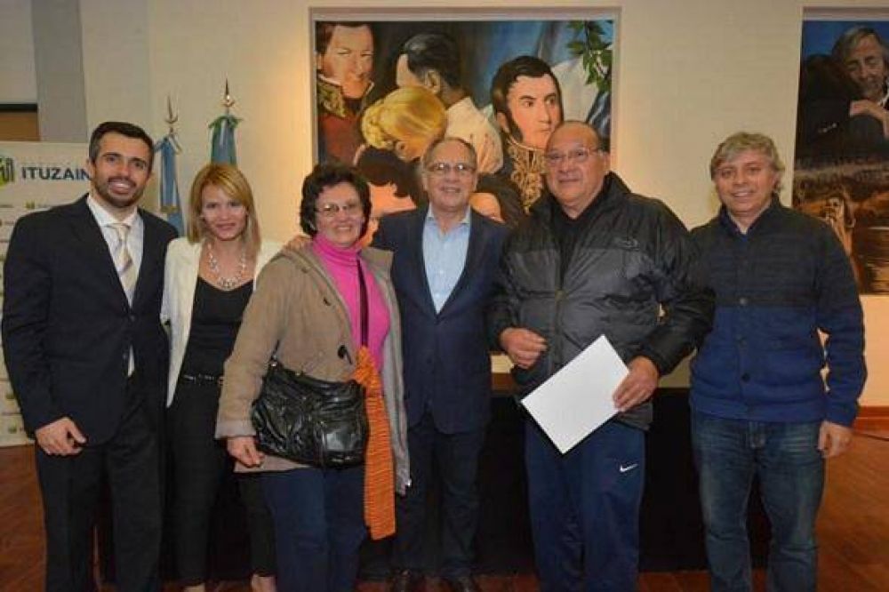 Ituzaing�: 50 vecinos recibieron la escritura de sus viviendas
