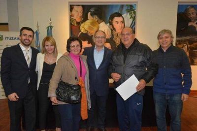 Ituzaing�: 50 vecinos recibieron la escritura de sus viviendas