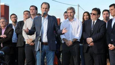 Junto a Bordet, Frigerio entreg� viviendas en ciudad del PJ