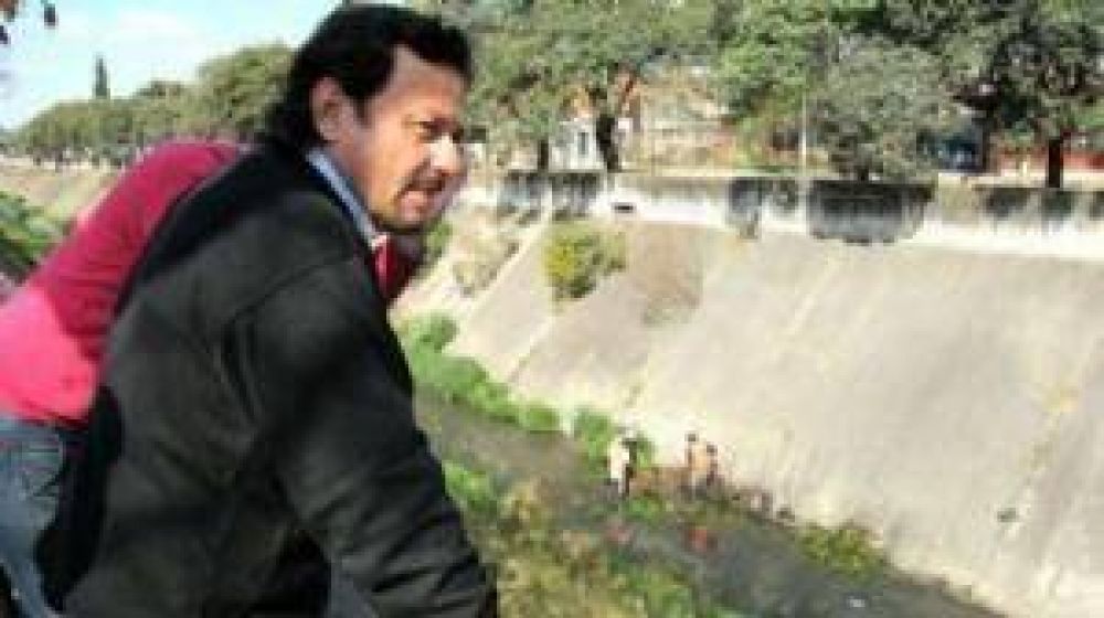 S�enz supervis� los trabajos de limpieza en el canal Yrigoyen
