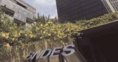 El Gobierno quiere usar exceso de d�lares para financiar a las empresas locales en el exterior