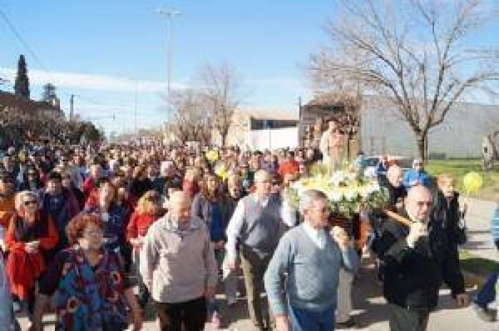 Una multitud particip� de la procesi�n por San Cayetano