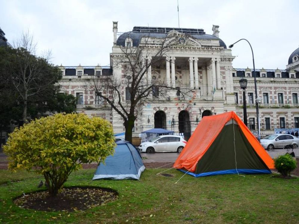 Familiares de policas detenidos acampan frente a gobernacin y exigen ser atendidos por Vidal