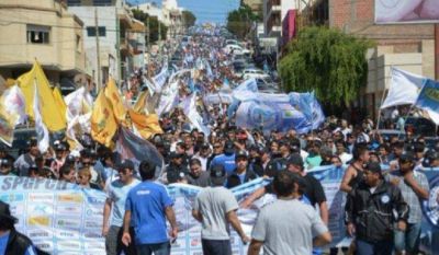Petroleros negocian en la sede de YPF para evitar un paro