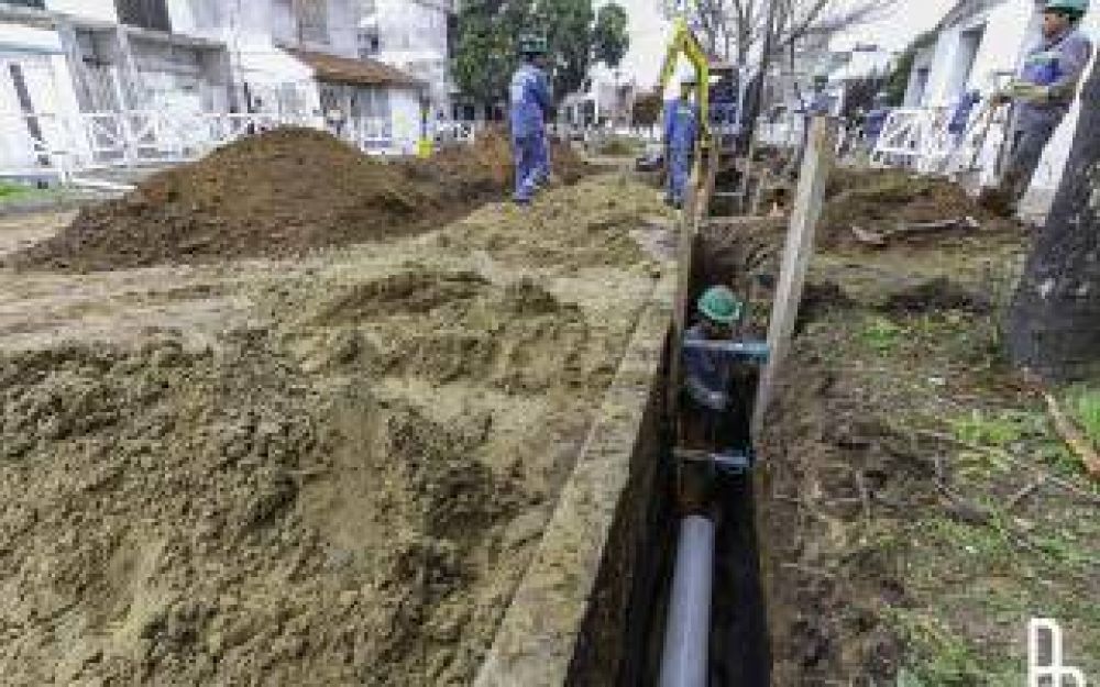 Comenzaron a ejecutarse las obras de la red cloacal en Lan�s oeste
