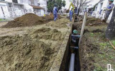 Comenzaron a ejecutarse las obras de la red cloacal en Lan�s oeste