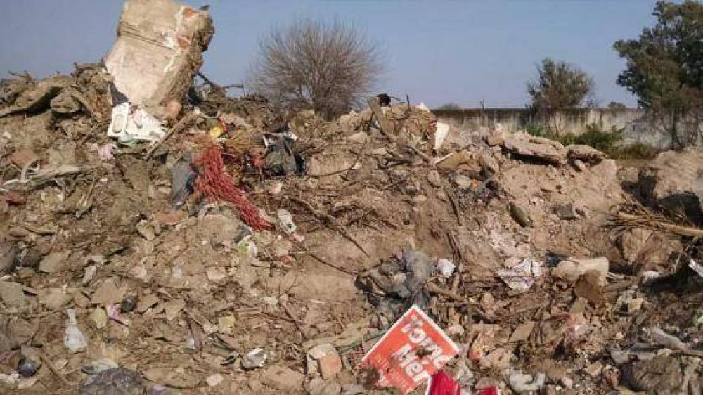 Un basural de 900 metros que obliga a circular a contramano