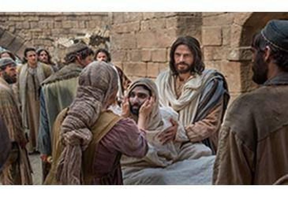 Jes�s no es indiferente ante las l�grimas de una madre y, lleno de misericordia por su sufrimiento, la consuela y act�a, dijo el Papa