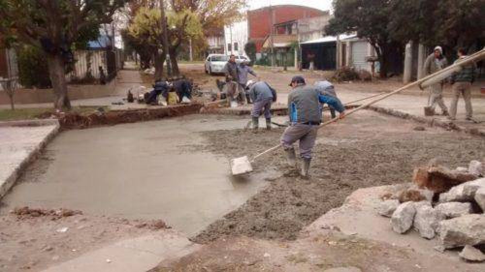 Contin�an los arreglos de calles en los distintos barrios de Lomas
