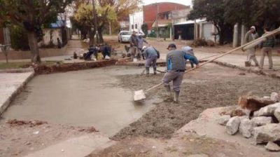 Contin�an los arreglos de calles en los distintos barrios de Lomas