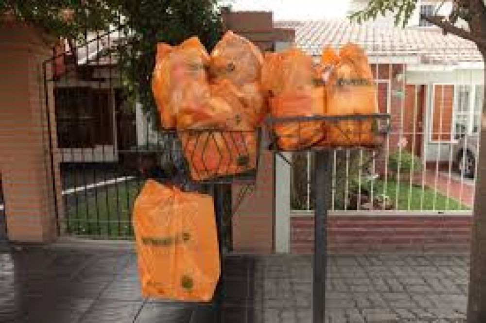 Puesto fijo de distribucin de bolsas naranjas para vecinos de Tres Cerritos