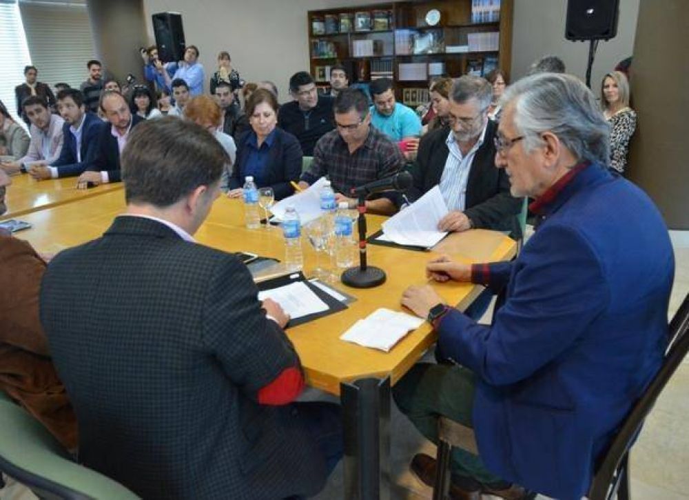 Alberto firm� decretos para impulsar dos nuevas escuelas generativas