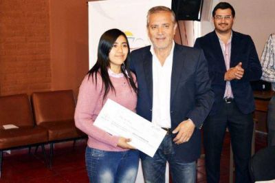 Abud Robles entreg� ayudas econ�micas a damnificados por el temporal