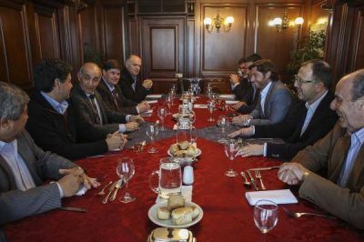 Con intensa agenda, los radicales liman asperezas y consolidan su apoyo a Cambiemos