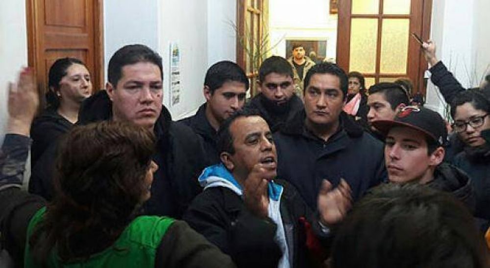 Trabajadores de Carmen de Patagones reclaman reincorporacin al intendente y permanecen en el municipio