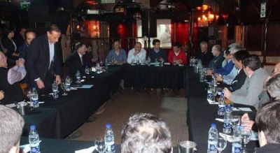 Ins�lito: Ministro se reuni� con 20 intendentes del PJ en un boliche de strippers