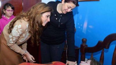 La gobernadora entreg� dos sillas de rueda y visit� en su domicilio a la joven Marikena Mart�nez