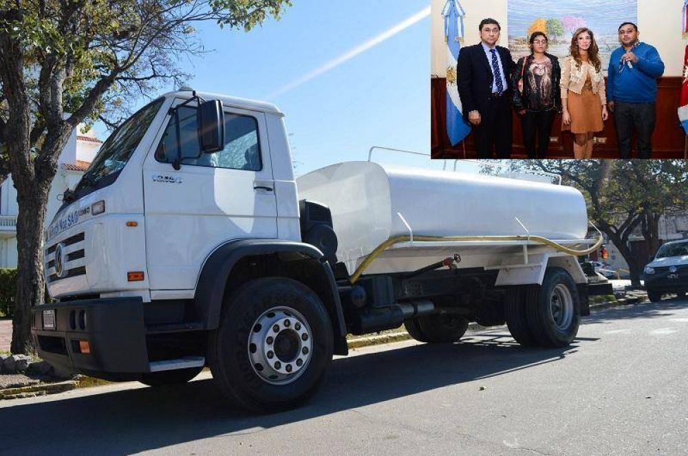 La Gobernadora entreg� cami�n tanque para la Comisi�n Municipal de Lescano