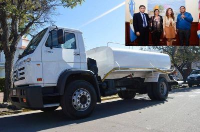 La Gobernadora entreg� cami�n tanque para la Comisi�n Municipal de Lescano