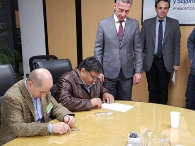 Hubo acuerdo y los petroleros levantaron el paro